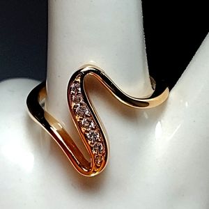 Beautiful swirl ring